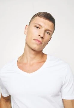 Pier One 2 PACK - T-Shirt Basic - White -Pier One Verkaufsgeschäft 2464778c5d314b51b098f8e722d959b0