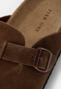 Pier One LEATHER UNISEX - Clogs - Brown -Pier One Verkaufsgeschäft 47364cdc1dcd4794860a5f6810594e6c