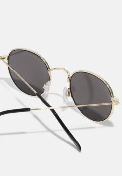Pier One UNISEX - Sonnenbrille - Black/gold -Pier One Verkaufsgeschäft 7069e7f182e7433fa78a51506b246f89