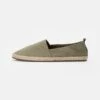 Pier One RENA ESPADRILLE UNISEX - Espadrille - Olive 2 Pier One RENA ESPADRILLE UNISEX - Espadrille - Olive -Pier One Verkaufsgeschäft 72c058eac6254d3ca7dfcd64895f6fd7