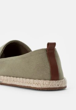 Pier One RENA ESPADRILLE UNISEX - Espadrille - Olive 13 Pier One RENA ESPADRILLE UNISEX - Espadrille - Olive -Pier One Verkaufsgeschäft 8b1ef3dce9d344a08d816af96a53324d