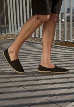 Pier One RENA ESPADRILLE UNISEX - Espadrille - Black -Pier One Verkaufsgeschäft cb806f944ebf47a1be125d225ca7178e